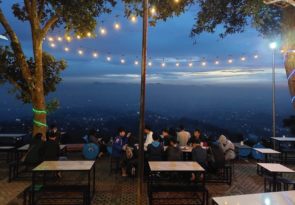 CafeFontana di Malam Hari: Suasana Cozy dengan Cahaya Hangat Nan Elegan